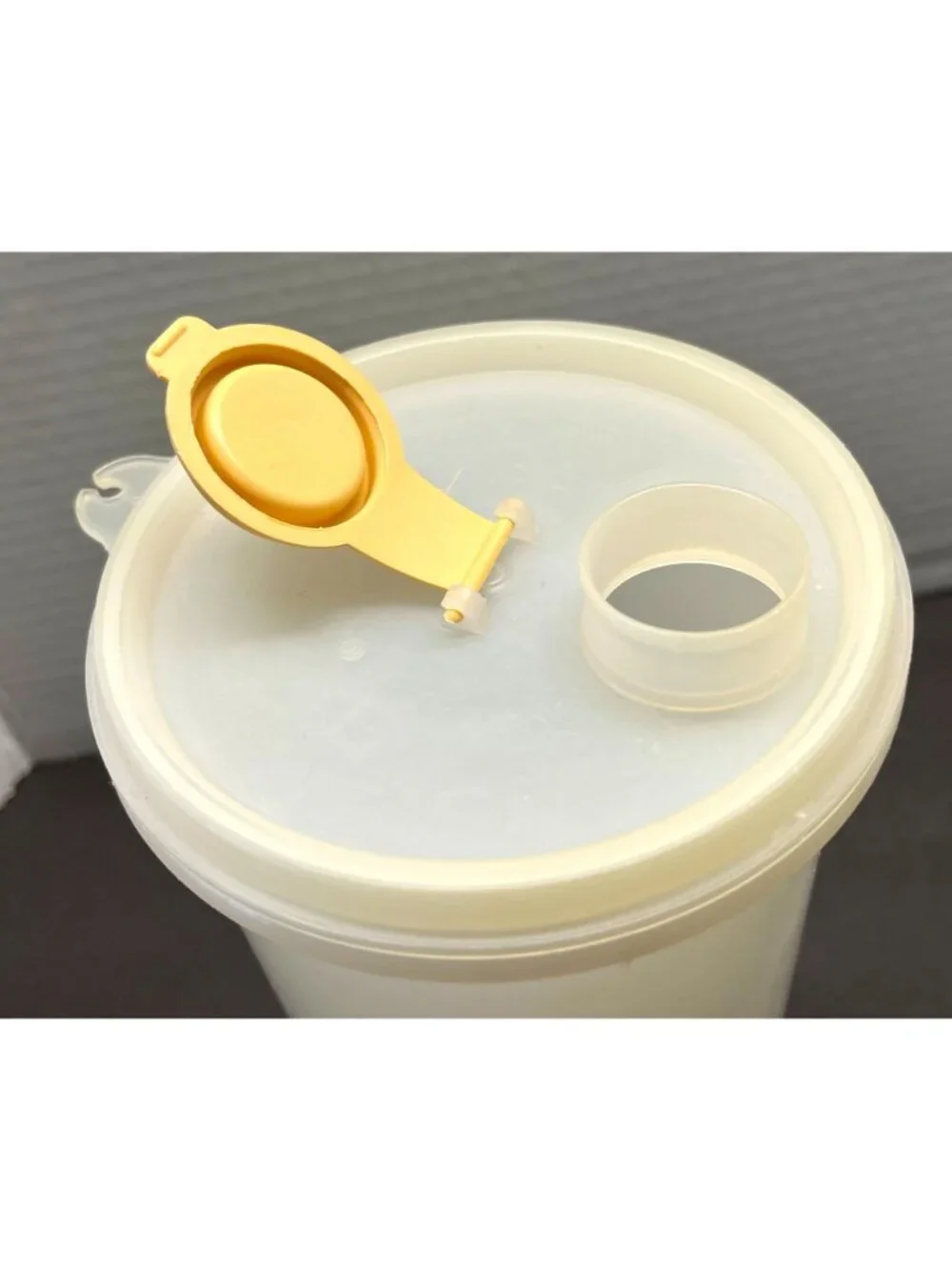 Tupperware Beverage Container 261-17 Vintage Juice Drink Storage with Lid 463-4